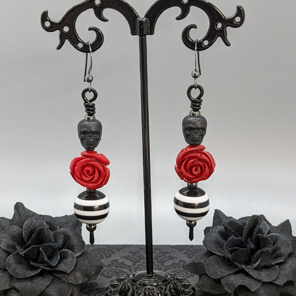 https://hekatesrealm.com/cdn/shop/products/MorticiaEarrings-1_580x.png?v=1641679144